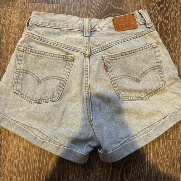 Levi’s Mom Shorts - Picture 1 of 2